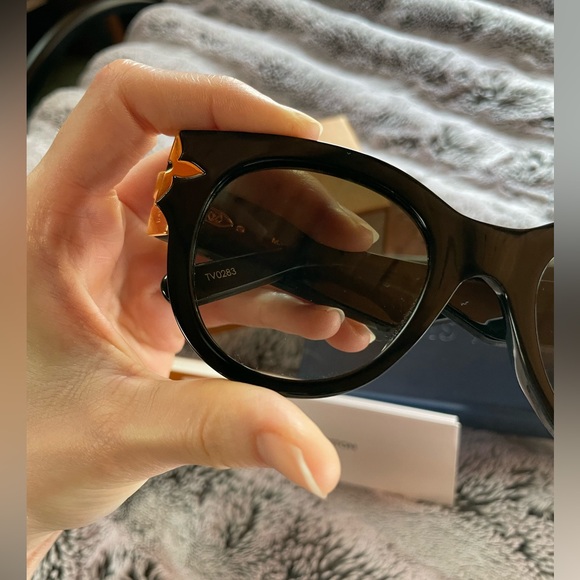 Authentic Louis Vuitton Flower Edge Round Sunglasses - Picture 3 of 14
